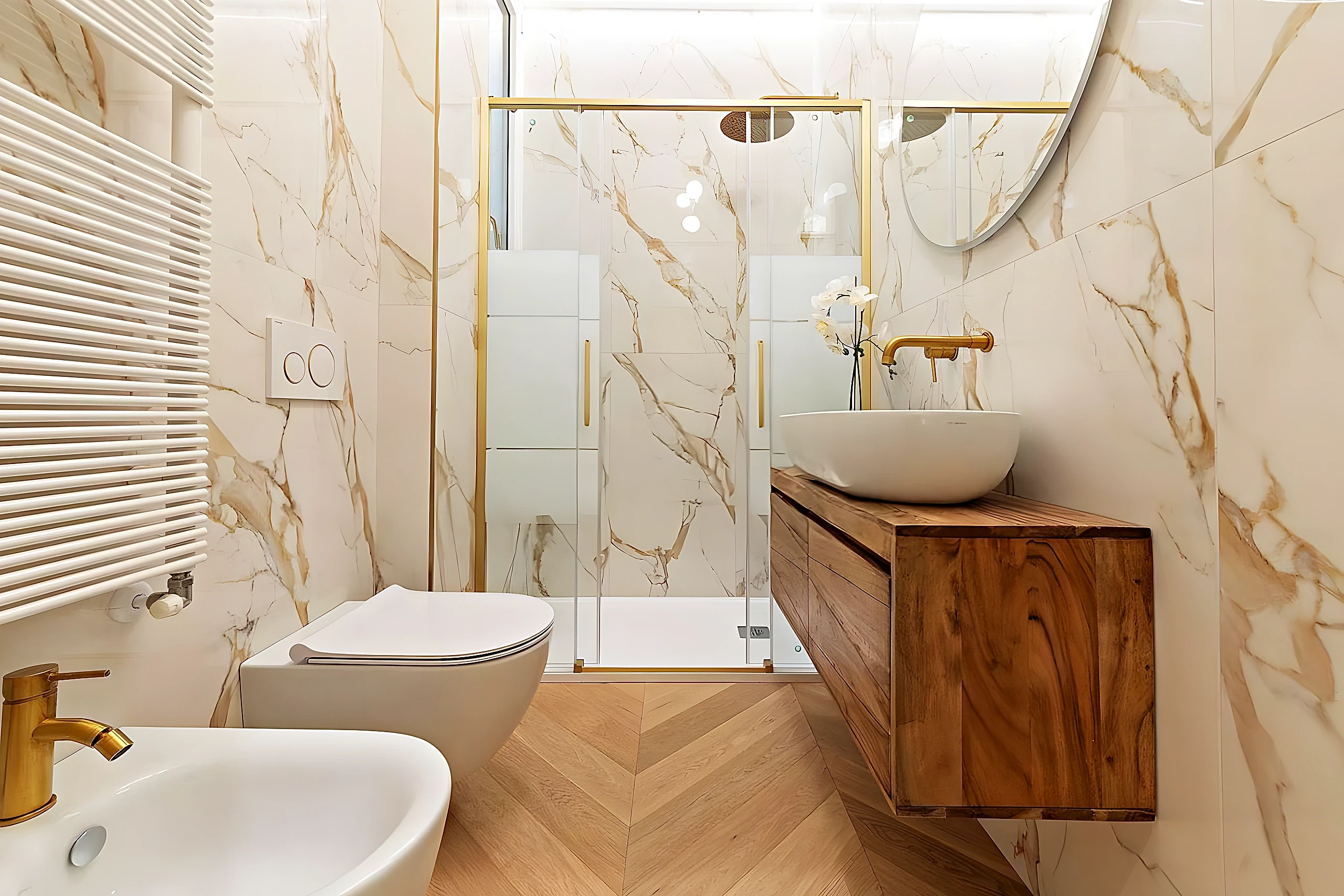Baño reformado con ducha de obra y mampara de vidrio en Salou