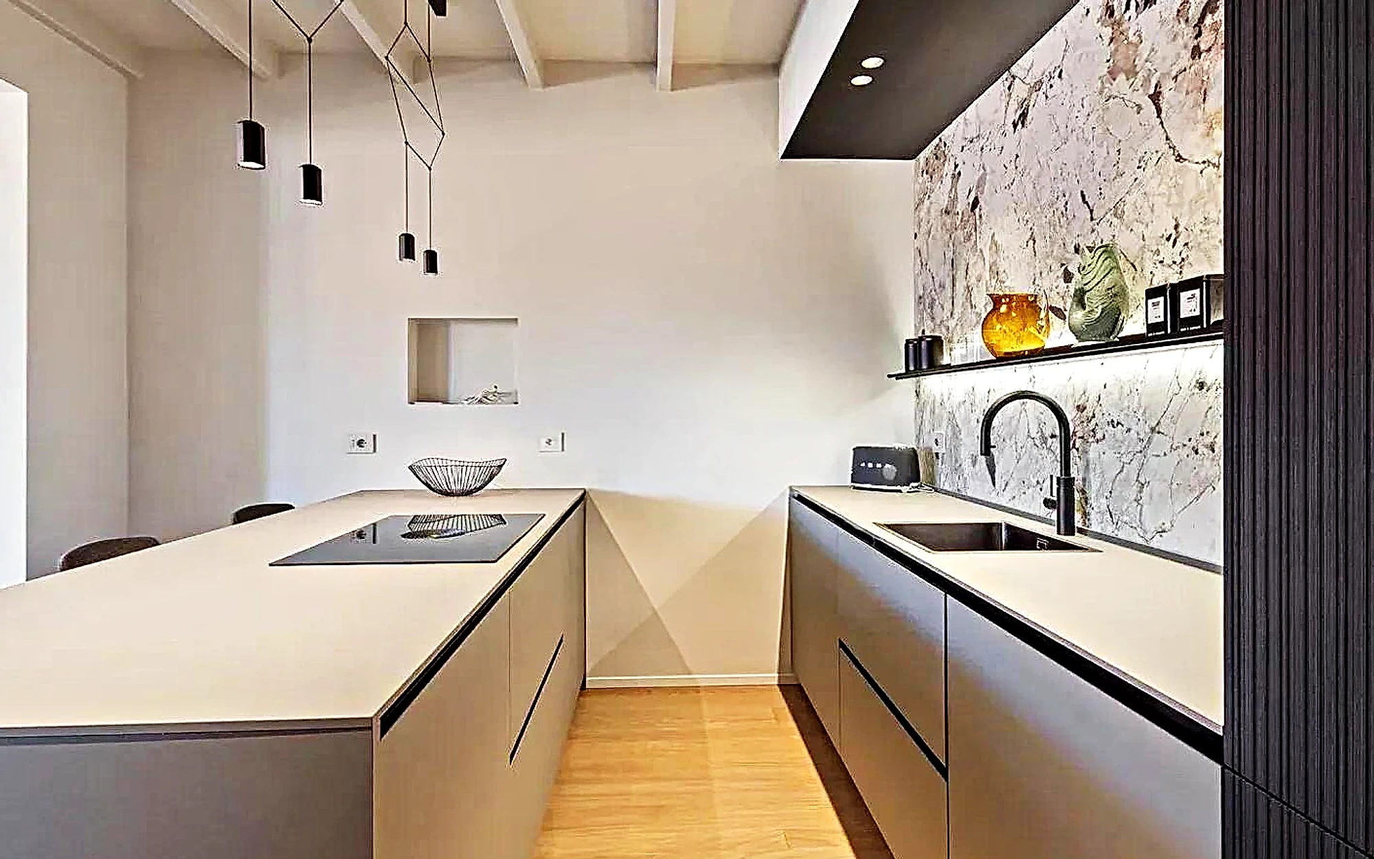 Reforma de cocina moderna con isla en Salou