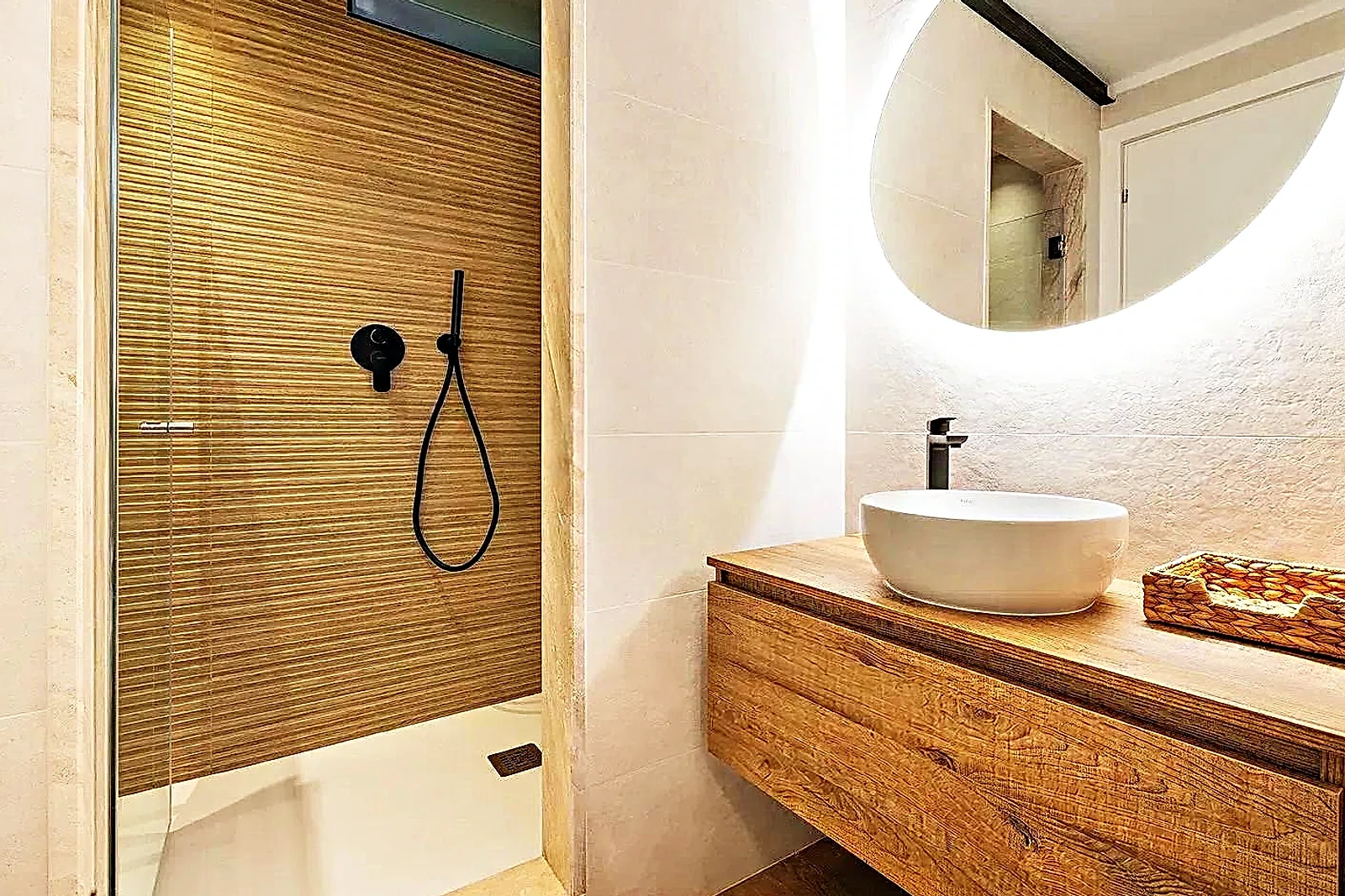 Baño con ducha de obra reformado en Salou